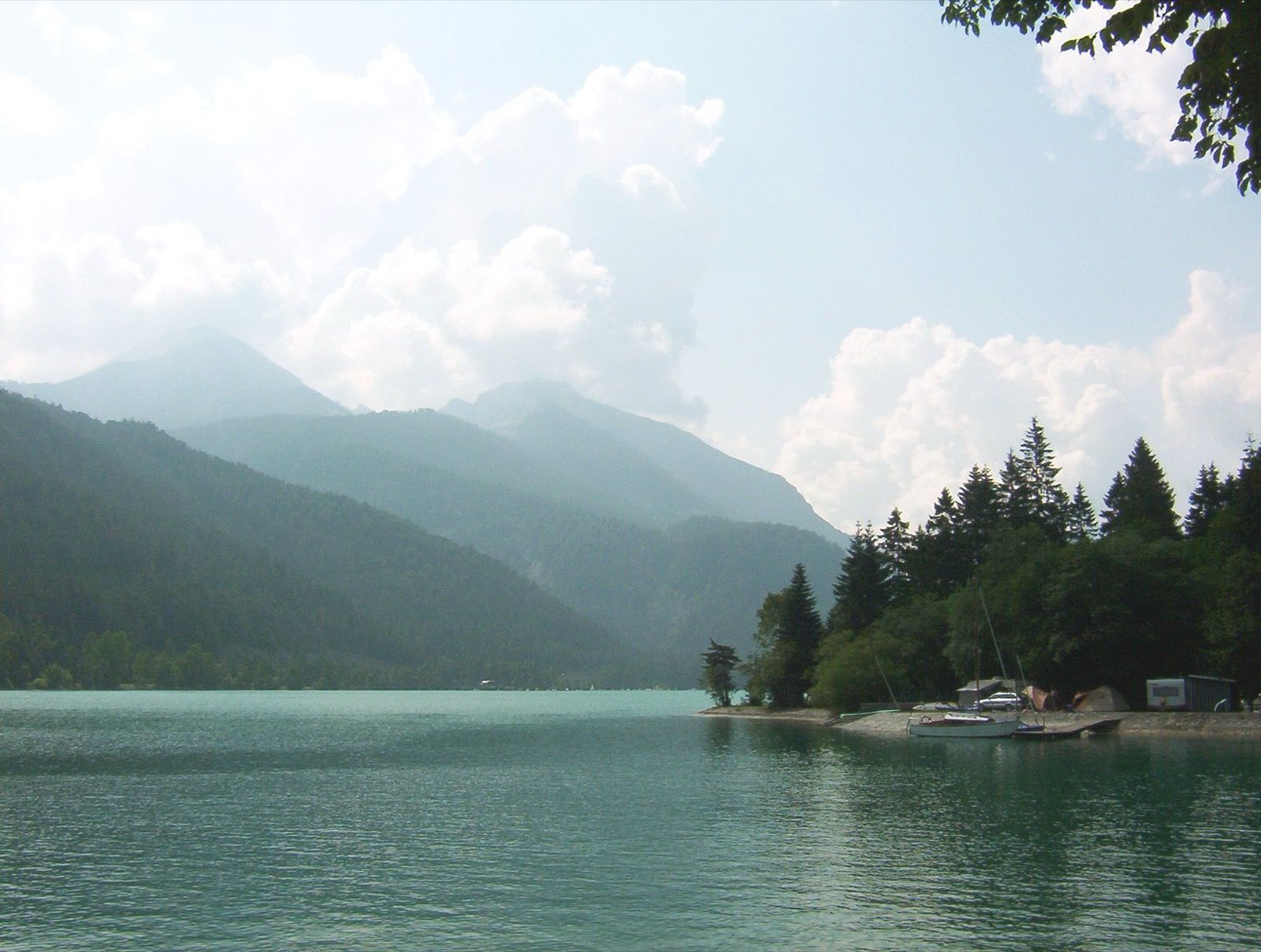 Blick von Achenkirch am Nordende über den See zum Rofangebirge.