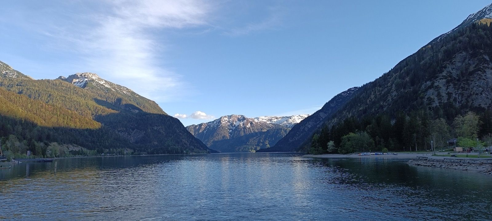 Der Achensee, das "Tiroler Meer", mit dem Karwendelgebirge - der größte See Tirols und Höhepunkt der Route.