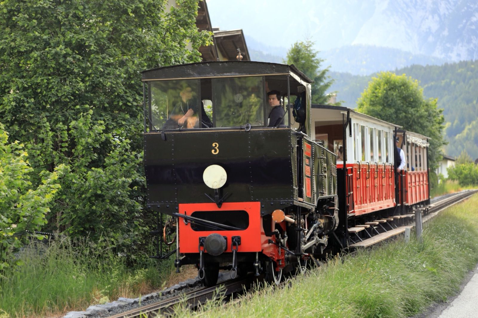 Die historische Dampfzahnradbahn zum Achensee bei Eben, deren Steilstrecke die Route hinauf zum Achensee begleitet.