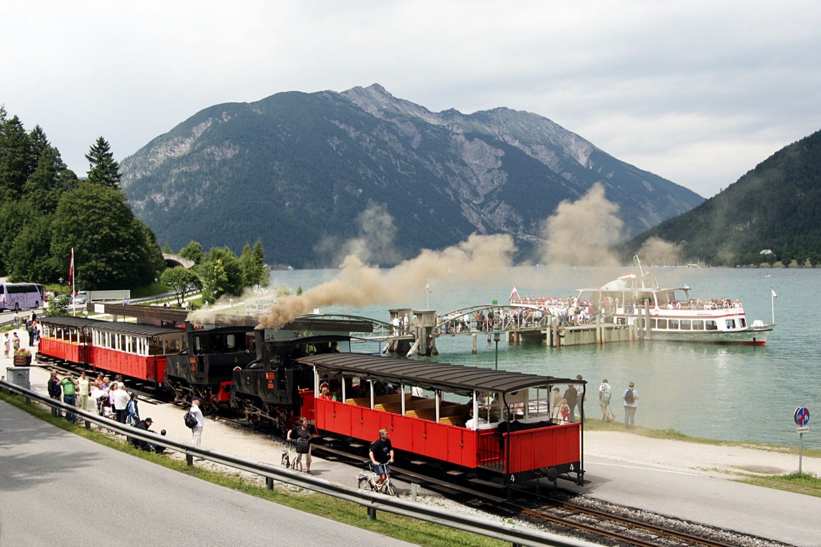 Die dampfbetriebene Achenseebahn an ihrer Bergstation Seespitz am Südufer - seit 1889 Europas älteste durchgehend dampfbetriebene Zahnradbahn.