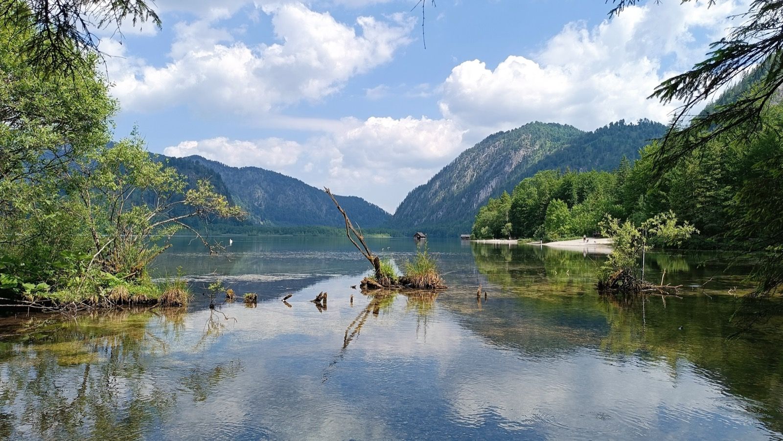 Der Almsee im Naturschutzgebiet vor den Felswänden des Toten Gebirges - das stille Ziel der Talfahrt.