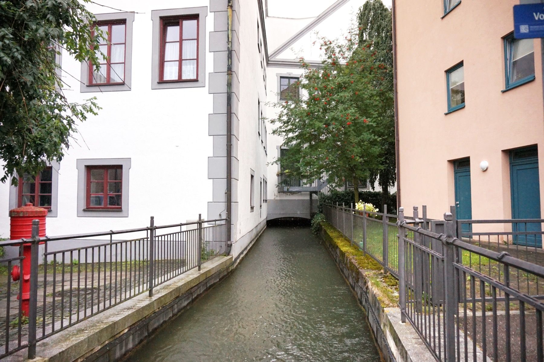 Der Kanal Vorderer Lech im Augsburger Lechviertel - Teil des Augsburger Wassermanagement-Systems, das seit 2019 UNESCO-Welterbe ist.
