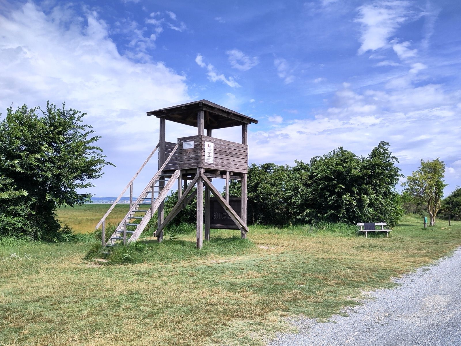 Aussichtsturm der Zitzmannsdorfer Seekoppel direkt am Neusiedler-See-Radweg (B10).