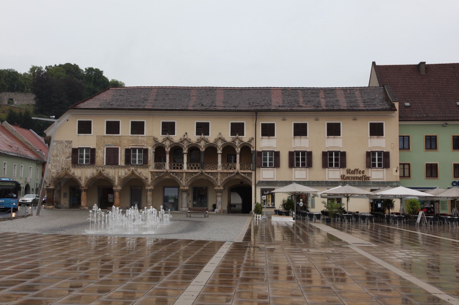 Das venezianisch-gotische Kornmesserhaus aus dem 15. Jahrhundert am Hauptplatz von Bruck an der Mur - das Ziel der Talfahrt am Zusammenfluss von Mürz und Mur.
