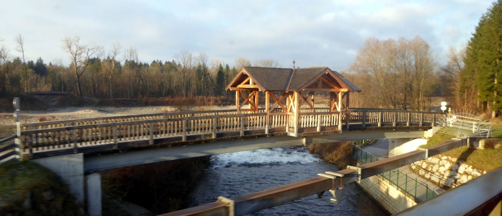 Brücke des Tauernradwegs über die Fischach bei Muntigl