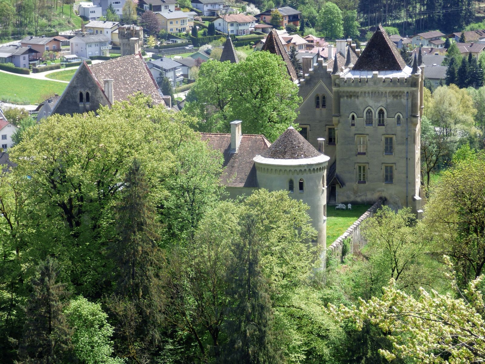 Burg Eberstein über dem Markt Eberstein, einem markanten Wahrzeichen am Radweg durchs Görtschitztal.