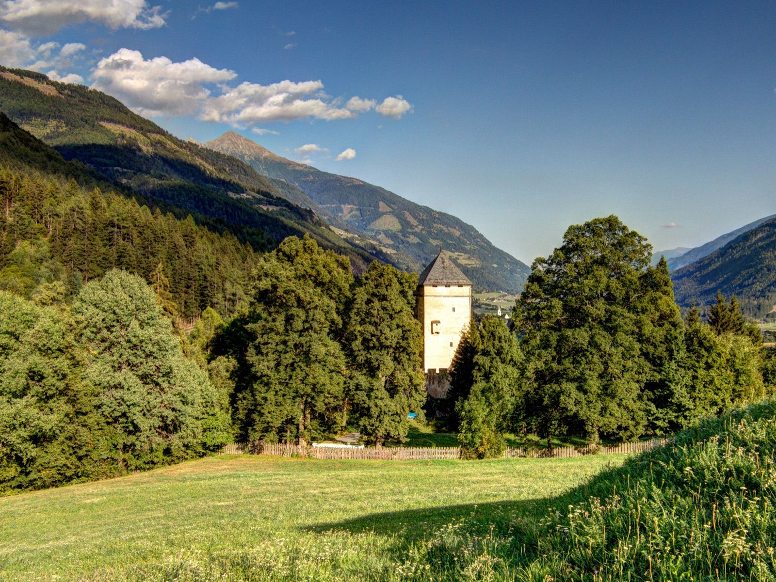 Burg Groppenstein über Obervellach im Mölltal, an der die Route vorbeiführt.