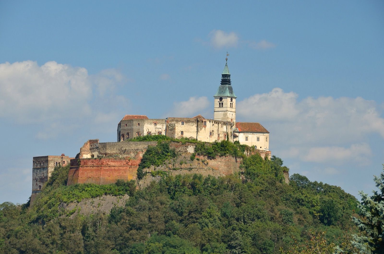 Burg Güssing auf ihrem Vulkankegel über dem Südburgenland, ein Aussichtsziel am Jubilaeumsradweg R1.