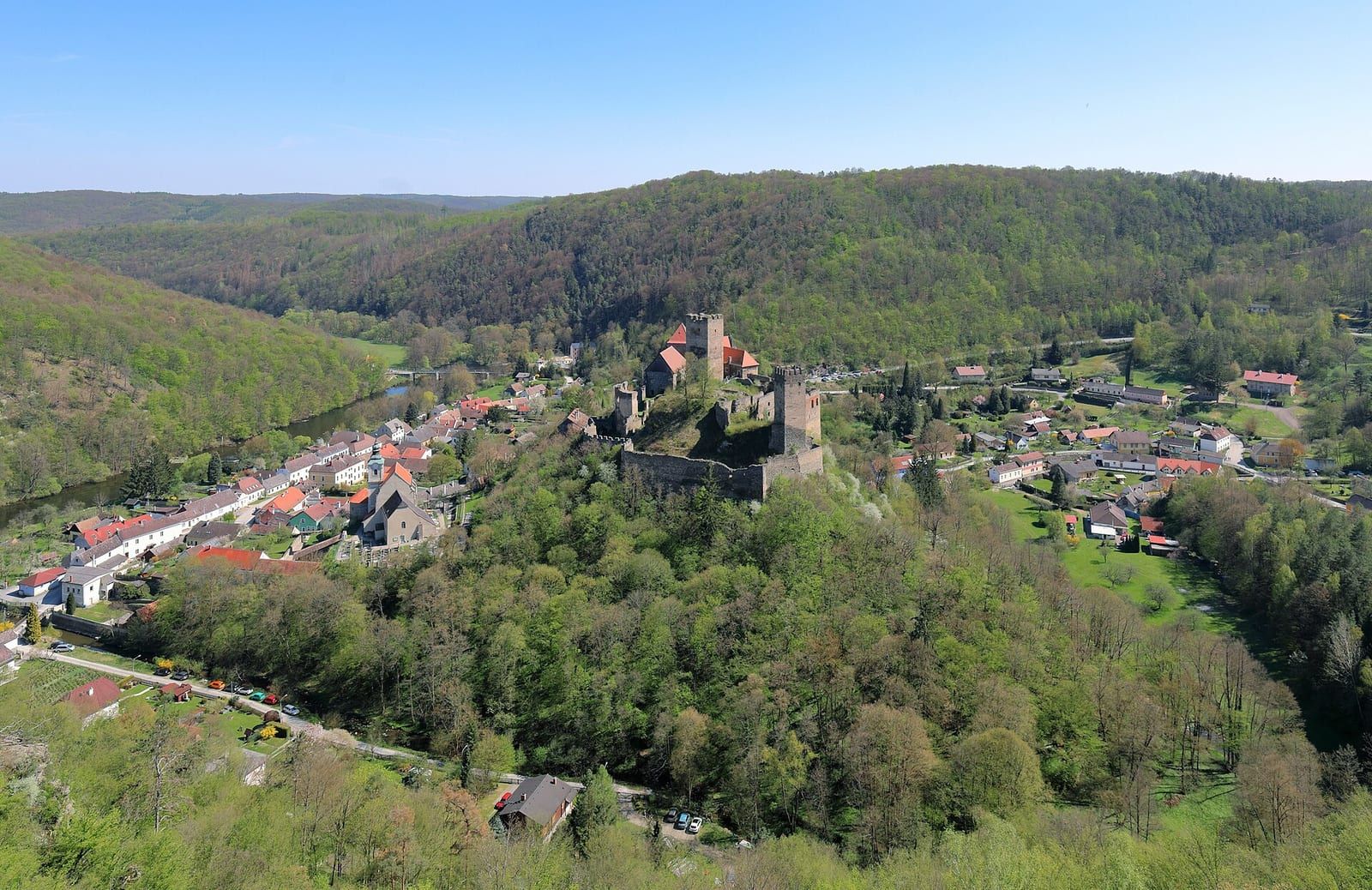 Hardegg, die kleinste Stadt Österreichs, mit seiner Burg über der Thaya am Rand des Nationalparks Thayatal.