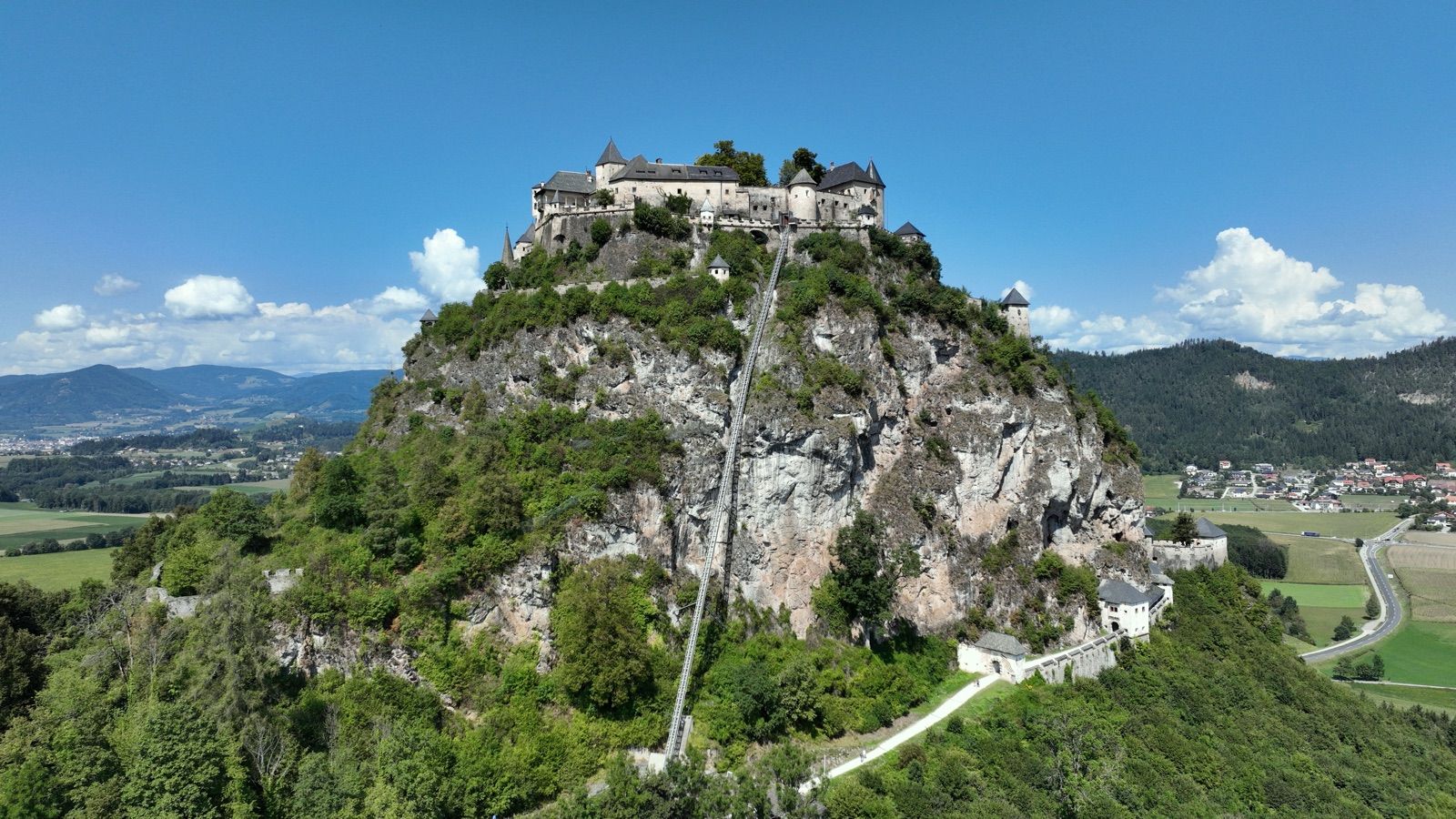 Die vielfach betürmte Burg Hochosterwitz thront über dem Krappfeld an der Etappe nach Brückl.