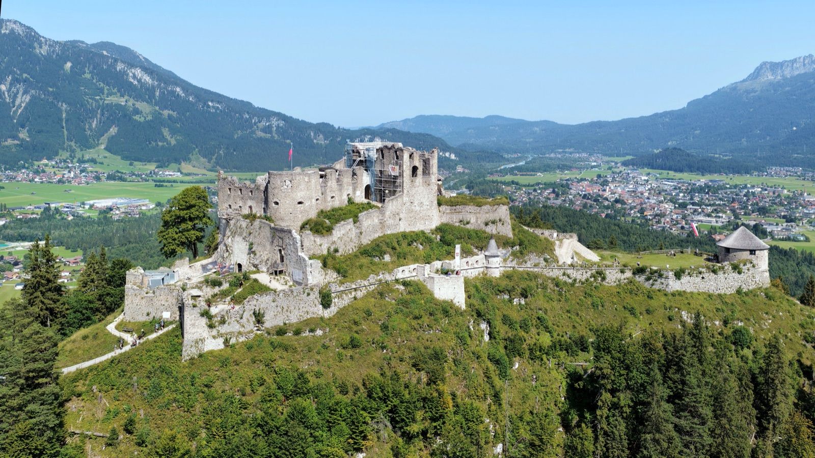 Die Burgruine Ehrenberg auf ihrem Felshügel über dem Reuttener Talkessel, eine Landmarke an der Via Claudia Augusta.