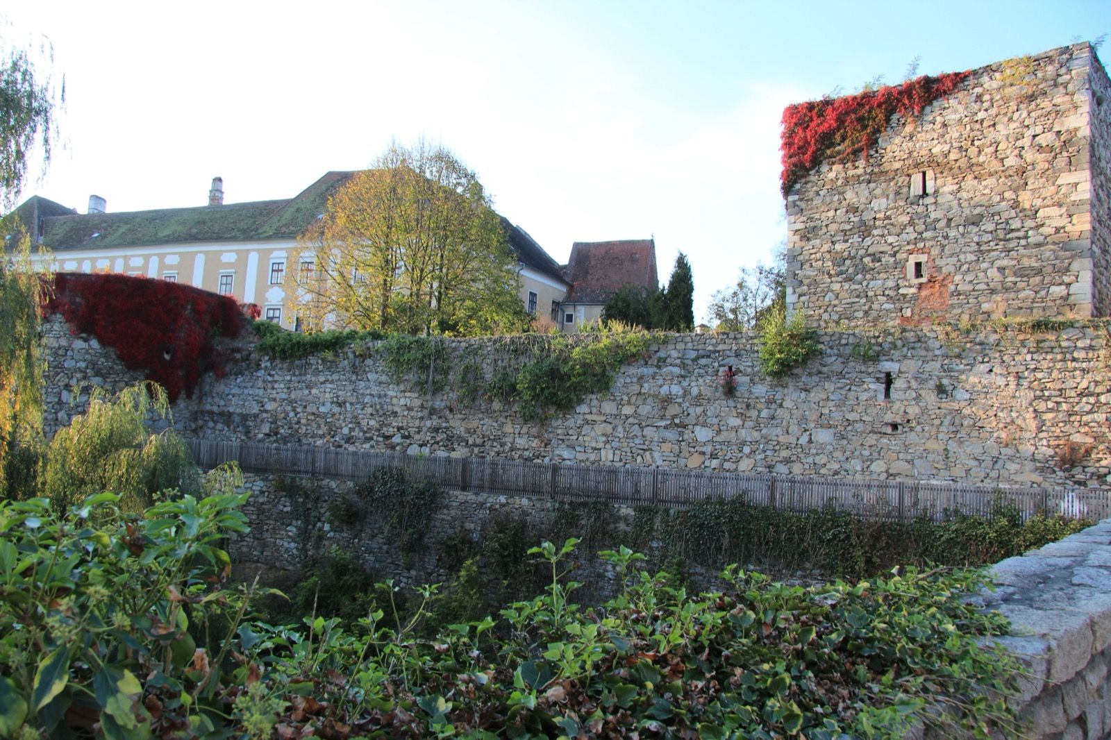 Die mittelalterliche Stadtmauer von Drosendorf umschließt den Altstadtkern fast lückenlos - eine der besterhaltenen Stadtbefestigungen Österreichs, an der die Route direkt vorbeiführt.