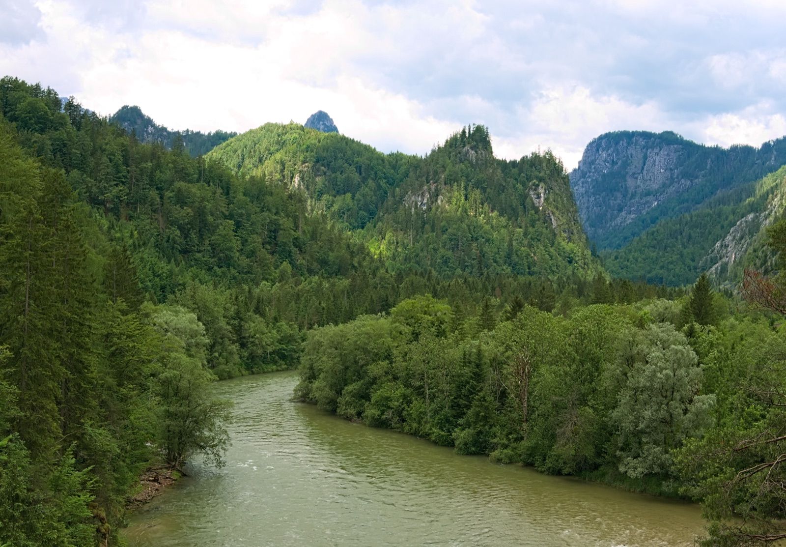 Die Enns vom Aussichtspunkt am Leierweg, der alten Straße, die heute Radfahrern und Fußgängern vorbehalten ist