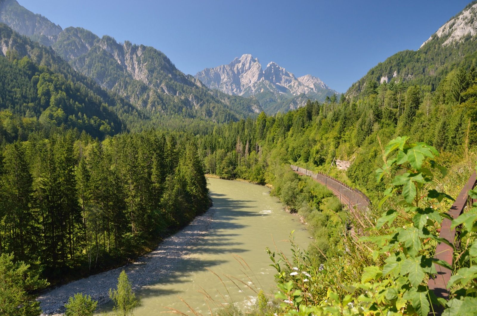 Die Enns im Gesäuse mit Blick zum Admonter Reichenstein, der Radweg verläuft im Tal