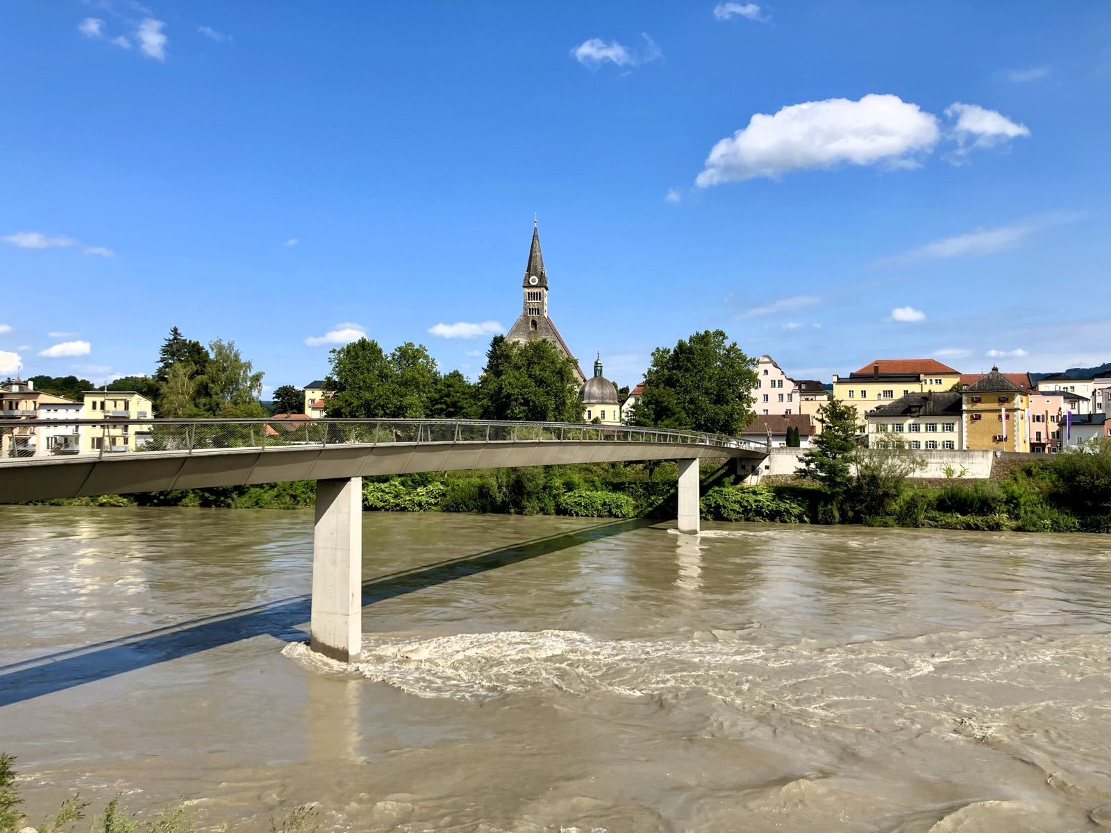 Der Europasteg führt den Mozart-Radweg über die Salzach von Oberndorf nach Laufen mit Blick auf die Stiftskirche.