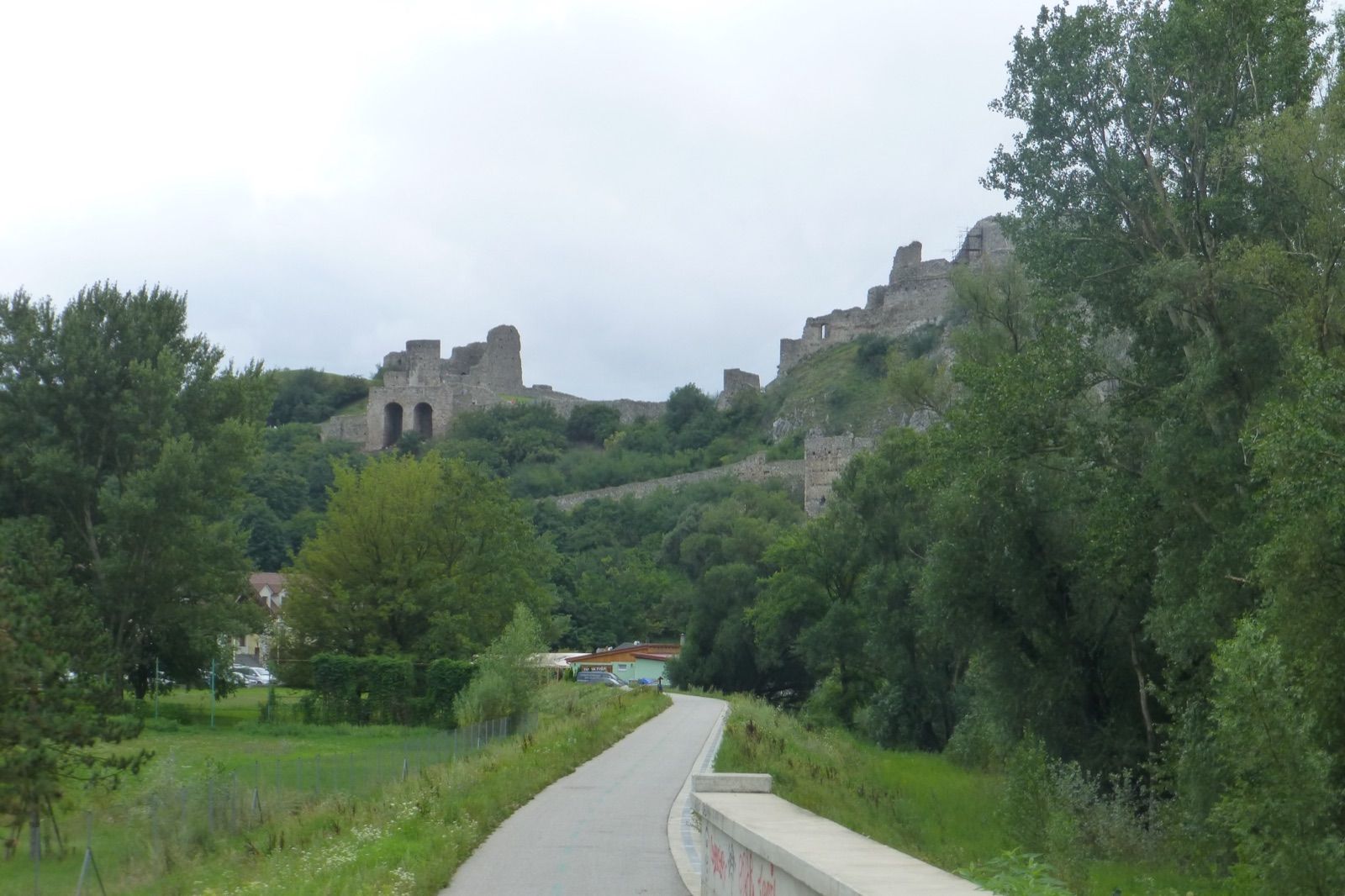 Der asphaltierte EuroVelo-13-Radweg führt unterhalb der Ruine der Burg Devín am Südende des Eiserner-Vorhang-Radwegs entlang.