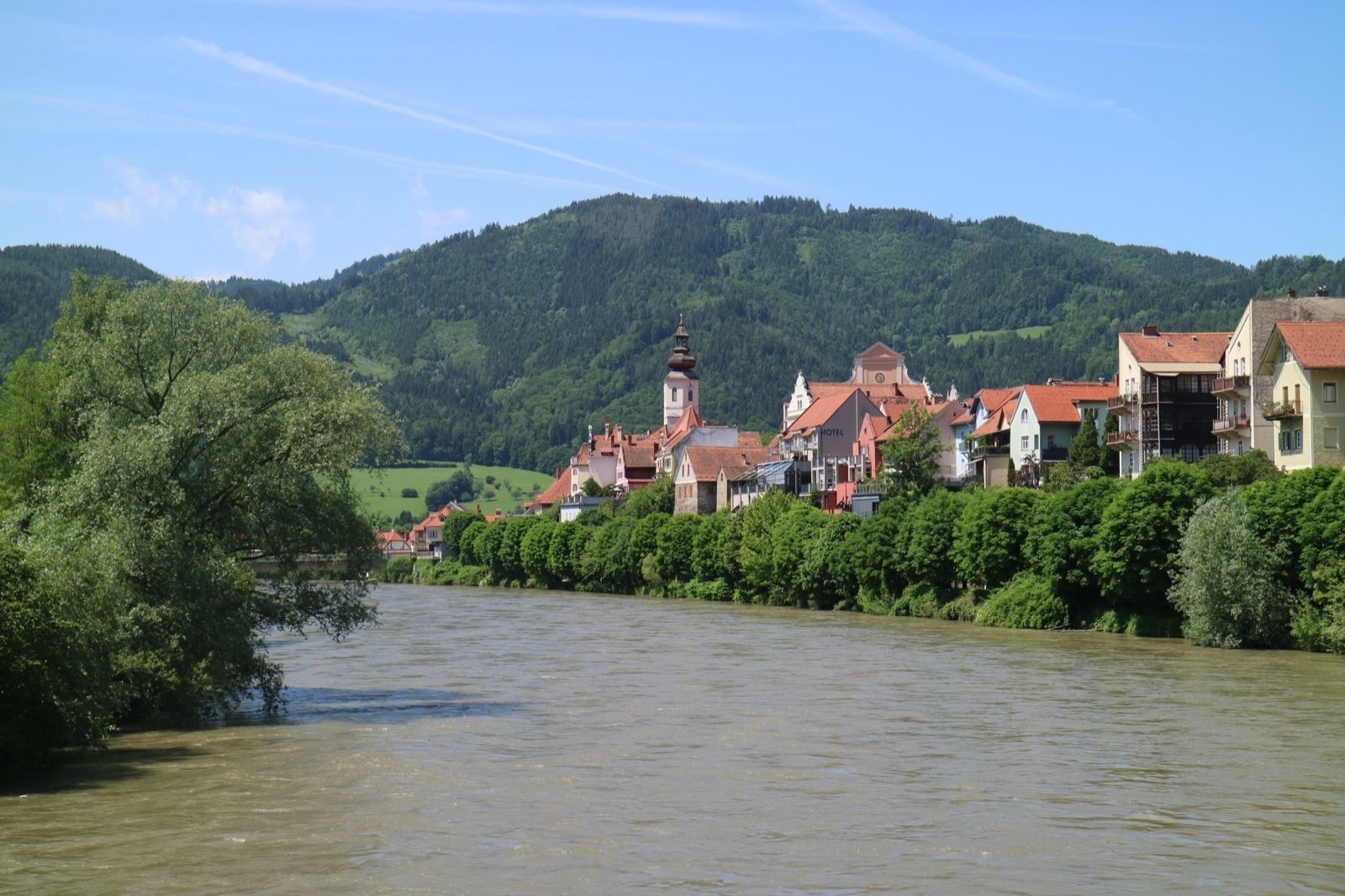 Der EuroVelo 14 folgt im mittleren Murtal dem Fluss; hier liegt die Altstadt von Frohnleiten am Ufer der Mur.