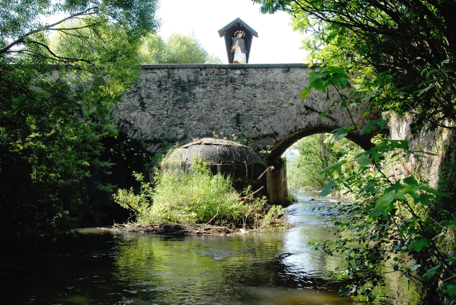 Alte Steinbogenbrücke über die Glan bei Unterglandorf vor St. Veit an der Glan.