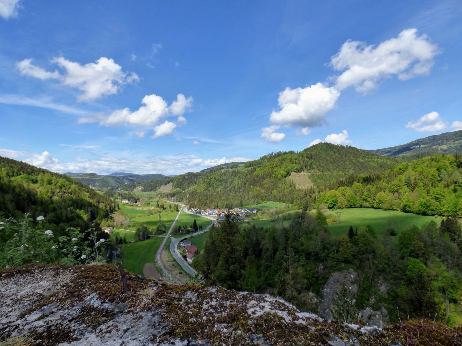 Blick nordwärts ins Görtschitztal bei Eberstein, dem Talverlauf, dem der Radweg folgt.