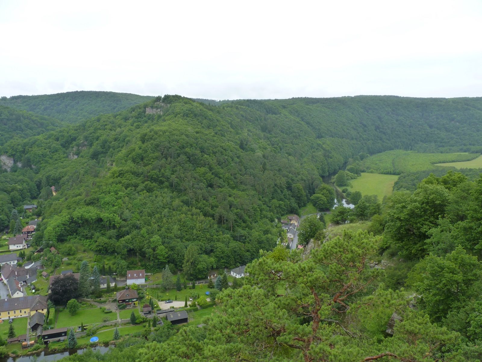Hardegg, Österreichs kleinste Stadt, eingebettet in die bewaldeten Hänge des Thayatals unmittelbar an der tschechischen Grenze.