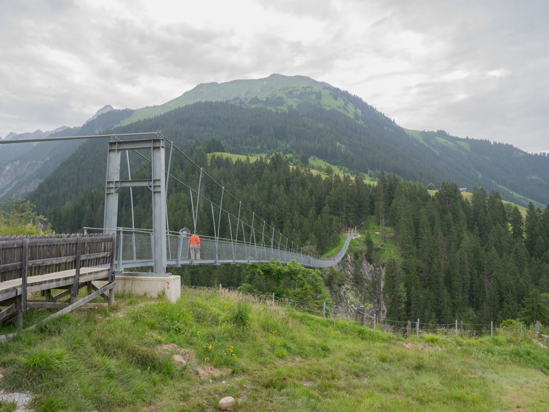 Die rund 200 Meter lange Hängebrücke bei Holzgau spannt das benachbarte Höhenbachtal - nicht den Lech selbst - und ist ein lohnender kurzer Abstecher vom Radweg.