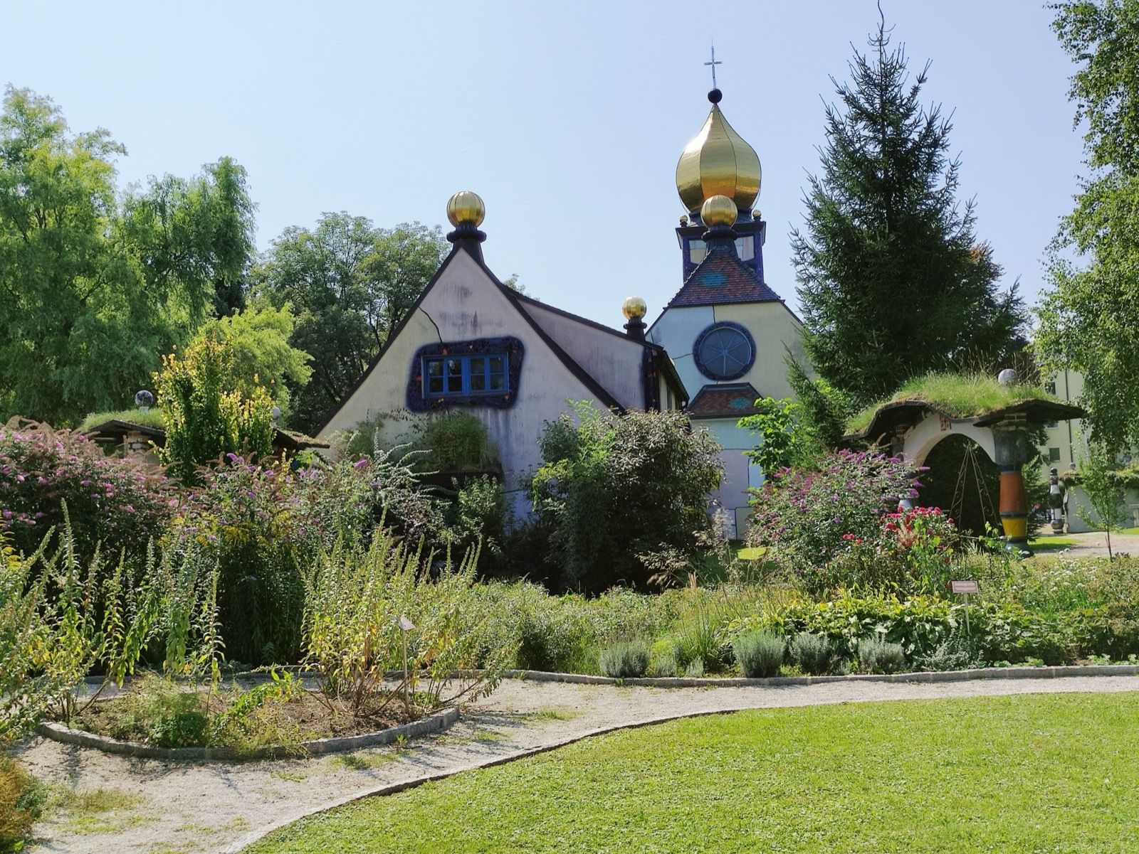 Die von Friedensreich Hundertwasser gestaltete Pfarrkirche St. Barbara in Bärnbach am oberen Ende des Kainachtalradwegs.