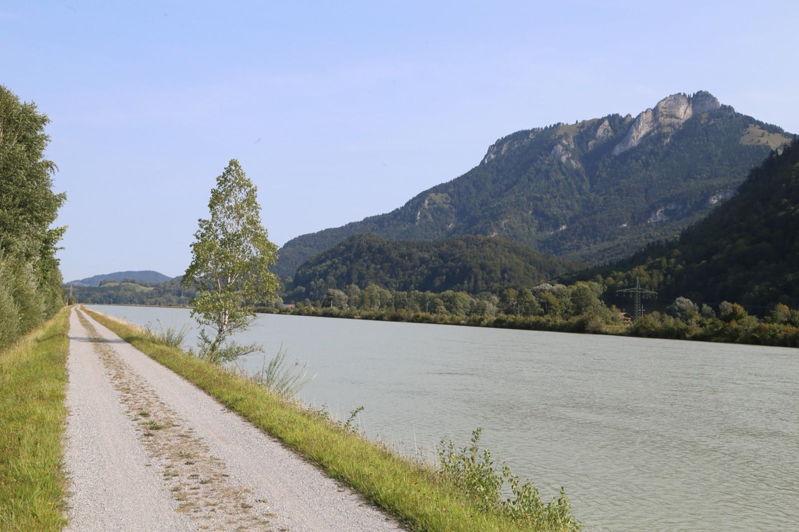 Der Innradweg auf dem Inndamm bei Nussdorf am Inn, im Hintergrund das Kranzhorn.