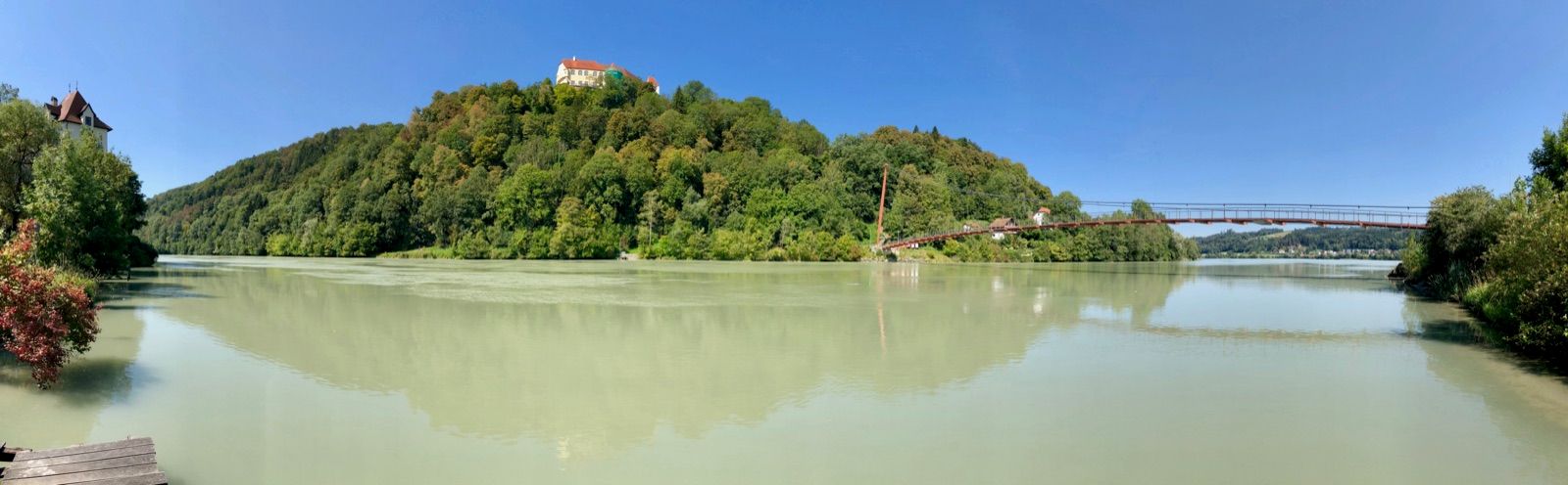Inntal bei Wernstein mit Burg Wernstein und Mariensteg, Landschaft entlang des Römerradwegs.