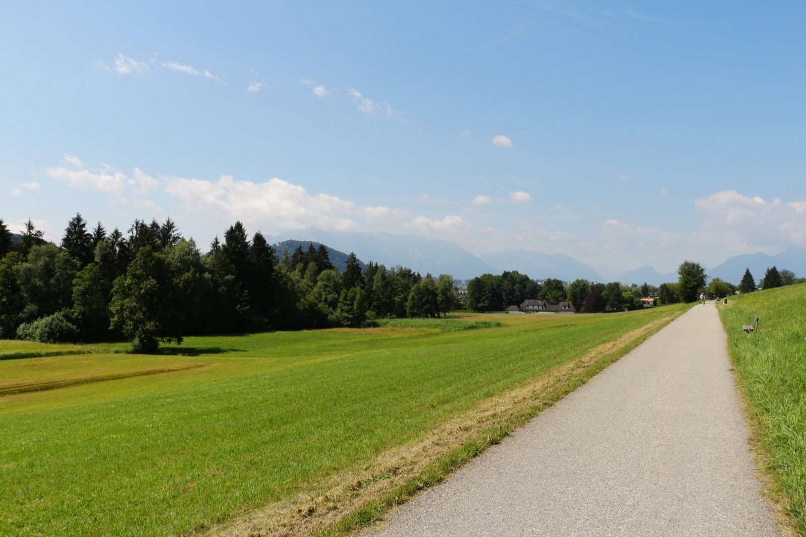 Der Mozart-Radweg auf der Trasse der ehemaligen Ischlerbahn im Salzburger Stadtteil Langwied.