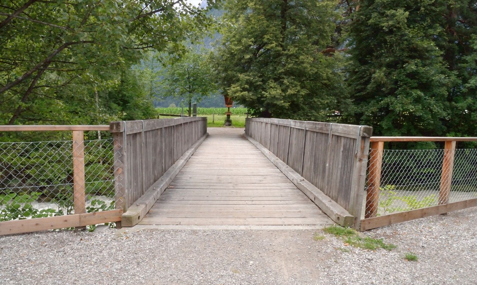 Der Radwegsteg am Zusammenfluss von Isel und Drau in Lienz - hier startet der Iseltalradweg und schließt an den Drauradweg R1 an.