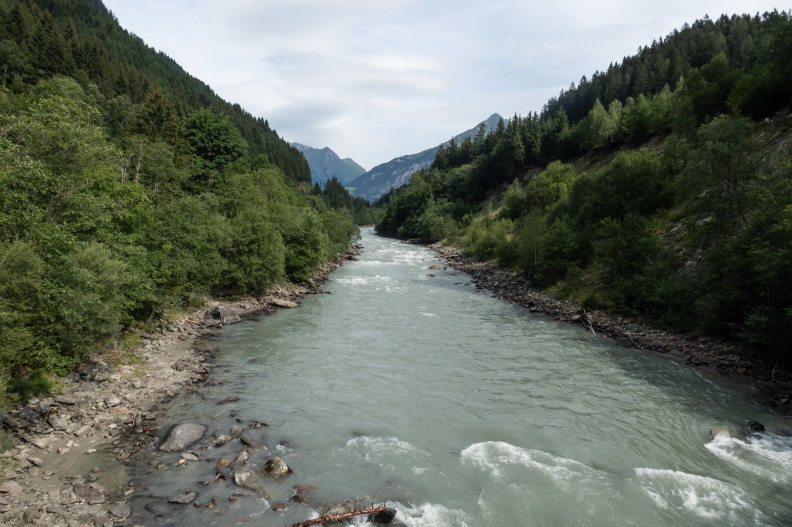 Die schotterbankreiche Isel bei Feld zwischen Huben und Matrei - der Radweg begleitet die naturgeschützten Iselauen mit der seltenen Deutschen Tamariske.