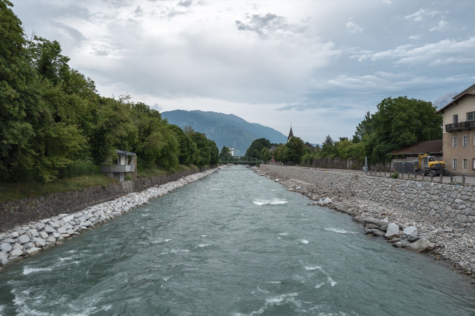 Die Isel bei Lienz - Österreichs letzter von der Quelle bis zur Mündung frei fließender Gletscherfluss, dem der Radweg taleinwärts bis Matrei folgt.
