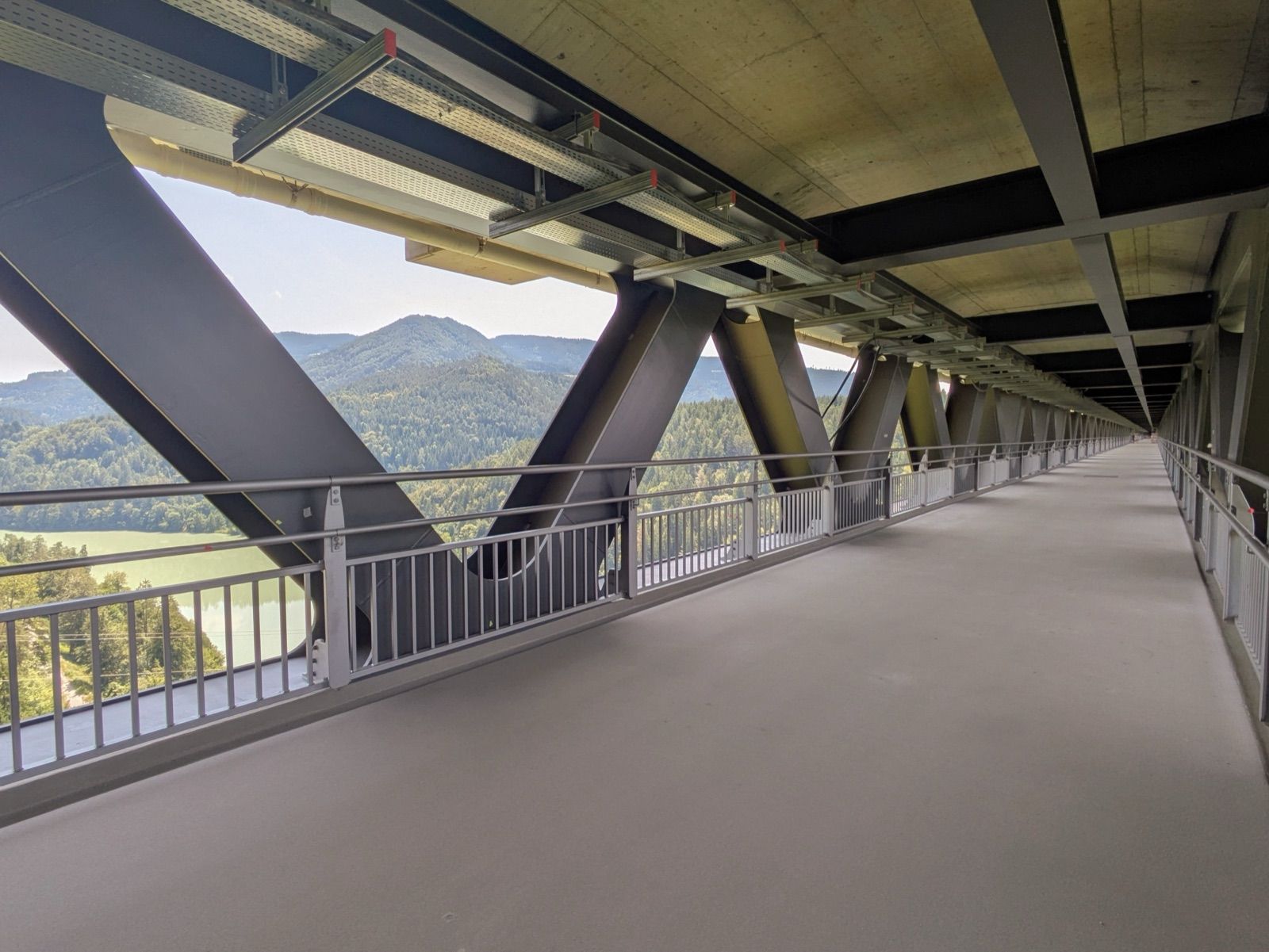Der Drauradweg führt durch die ehemalige Eisenbahnbrücke Jauntalbrücke