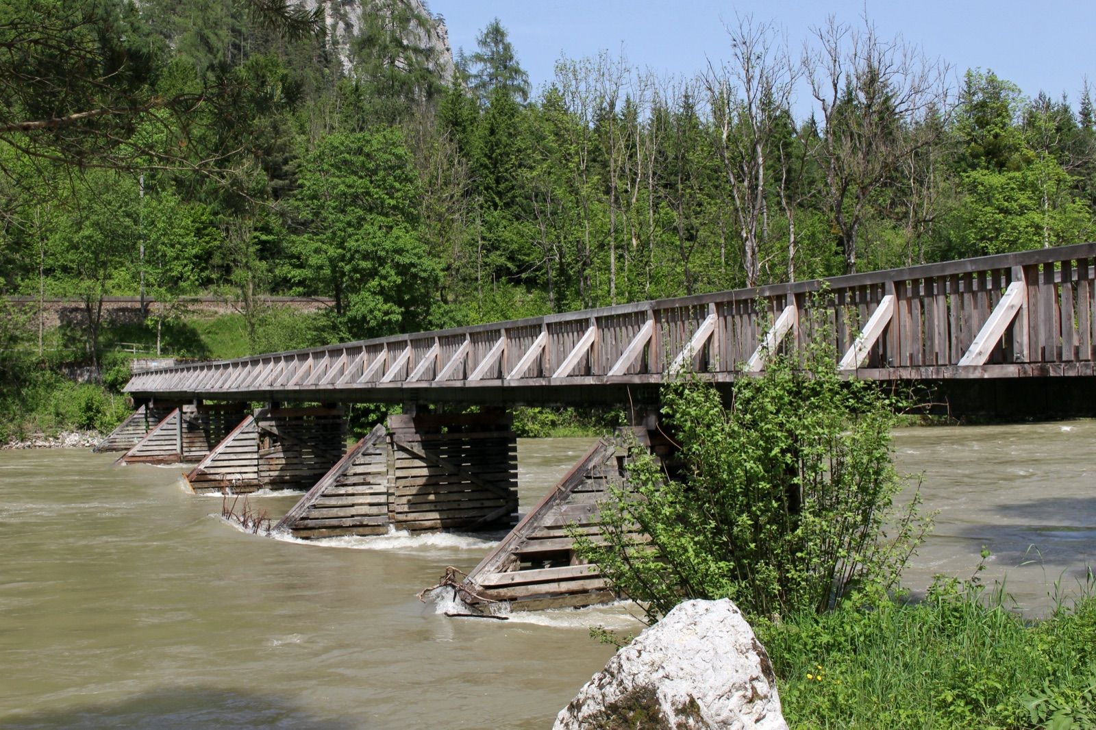 Die hölzerne Johnsbachsteg-Brücke über die Enns bei Johnsbach im Nationalpark Gesäuse