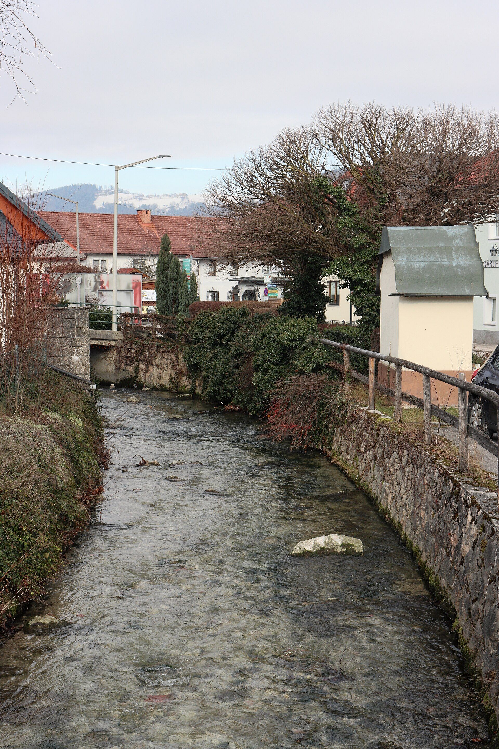 Die Krems im Ortsgebiet von Micheldorf in Oberösterreich, Ausgangspunkt des Kremstalradwegs.