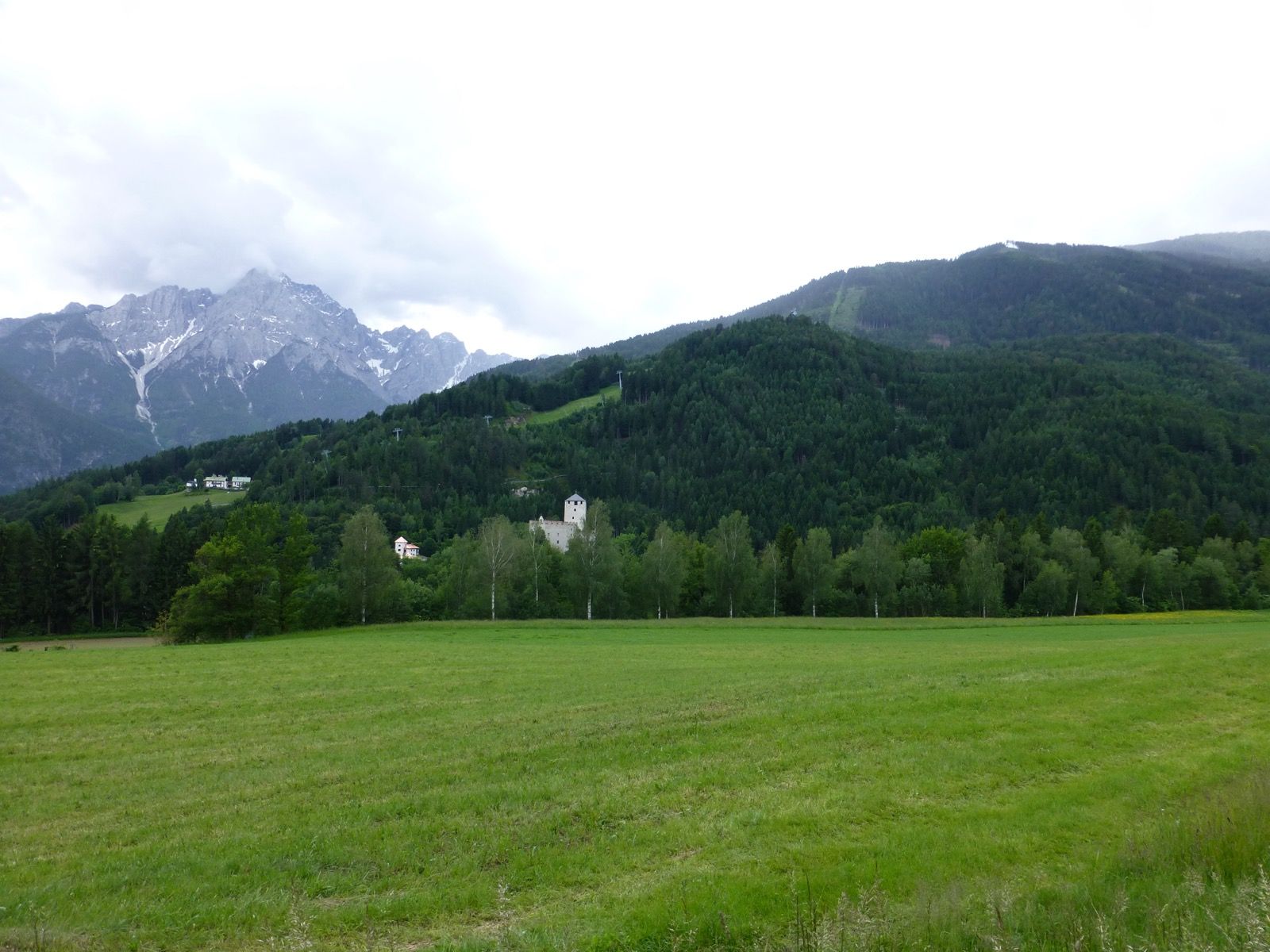 Schloss Bruck, heute das Museum der Stadt Lienz, über dem Ausgangsort der Tour - im Hintergrund die schroffe Kulisse der Lienzer Dolomiten.