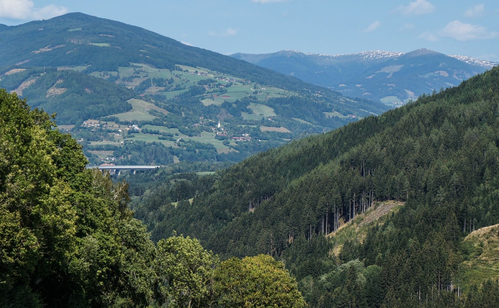 Das Liesertal bei Trebesing, gerahmt von den Nockbergen - der Lieserweg rollt auf der sonnigen Westseite des Tals talauswärts.