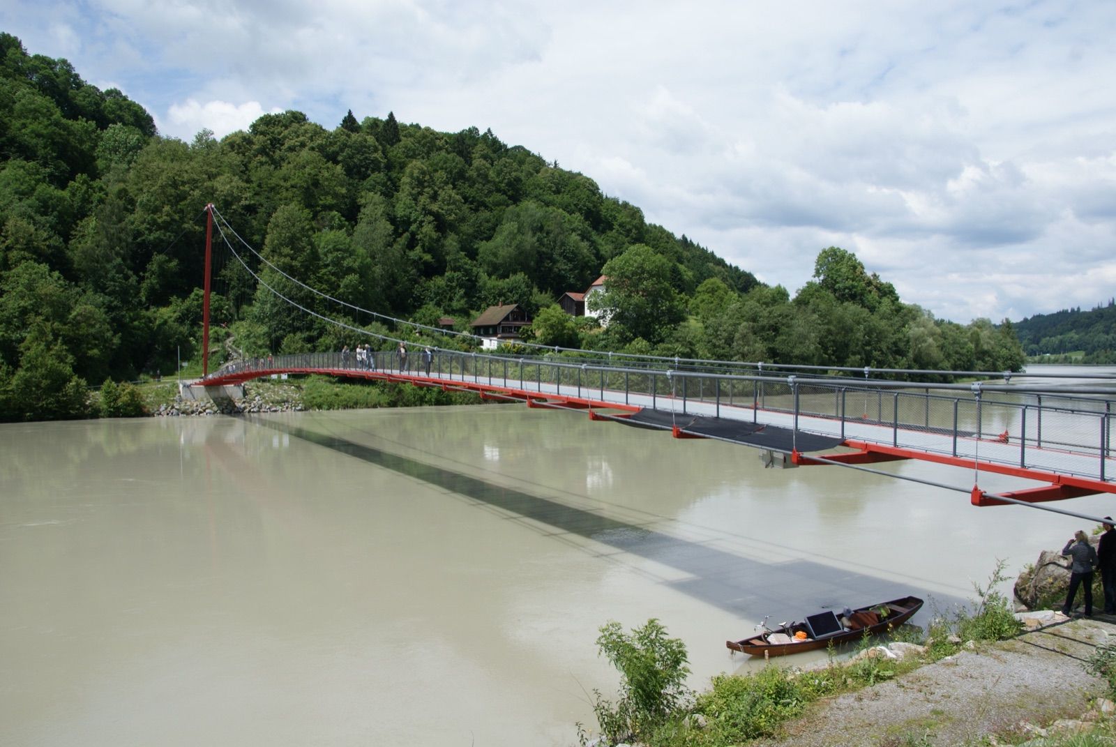 Der Mariensteg über den Inn verbindet Wernstein mit Neuburg am Inn am Römerradweg.