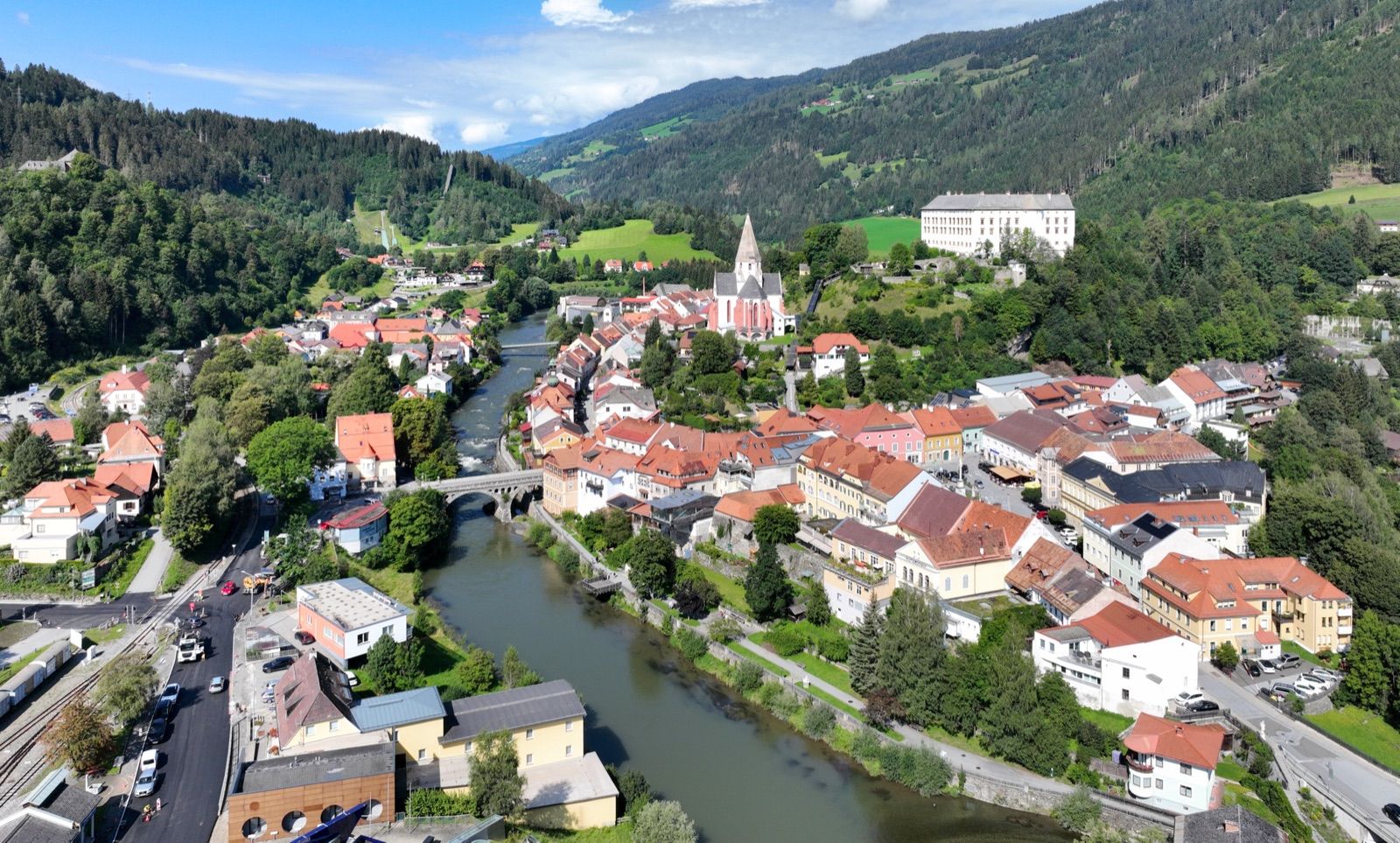 Blick über die Altstadt von Murau mit der alten Murbrücke und der Stadtpfarrkirche im oberen Murtal.