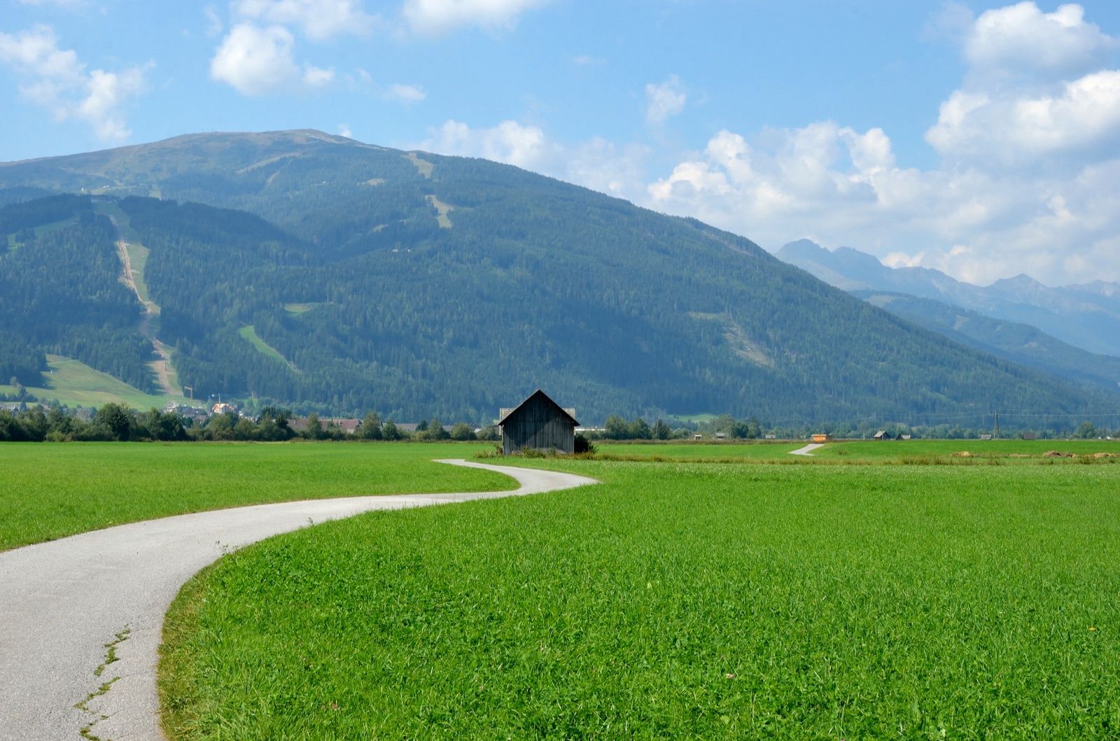 Der Murradweg führt flach durch den Lungauer Talboden bei Unternberg, Blick zum Aineck.