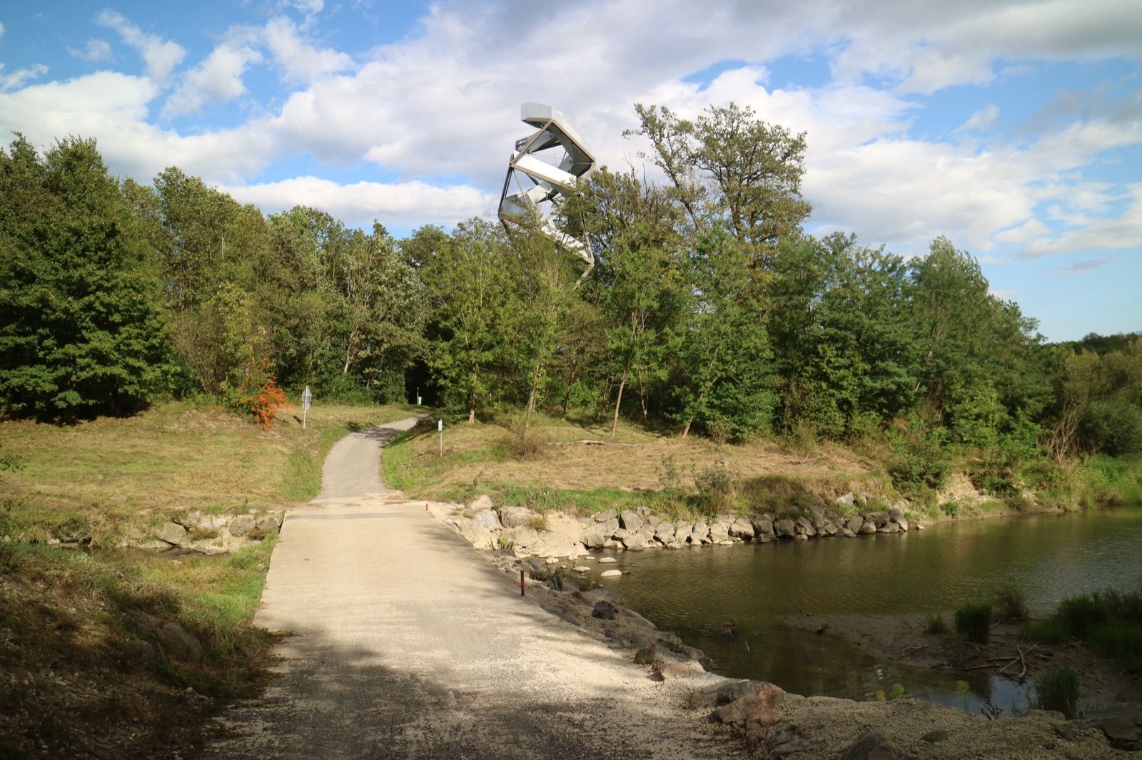 Weg zum Murturm-Aussichtsturm an der Mur bei Gosdorf am südlichen Bernsteinradweg