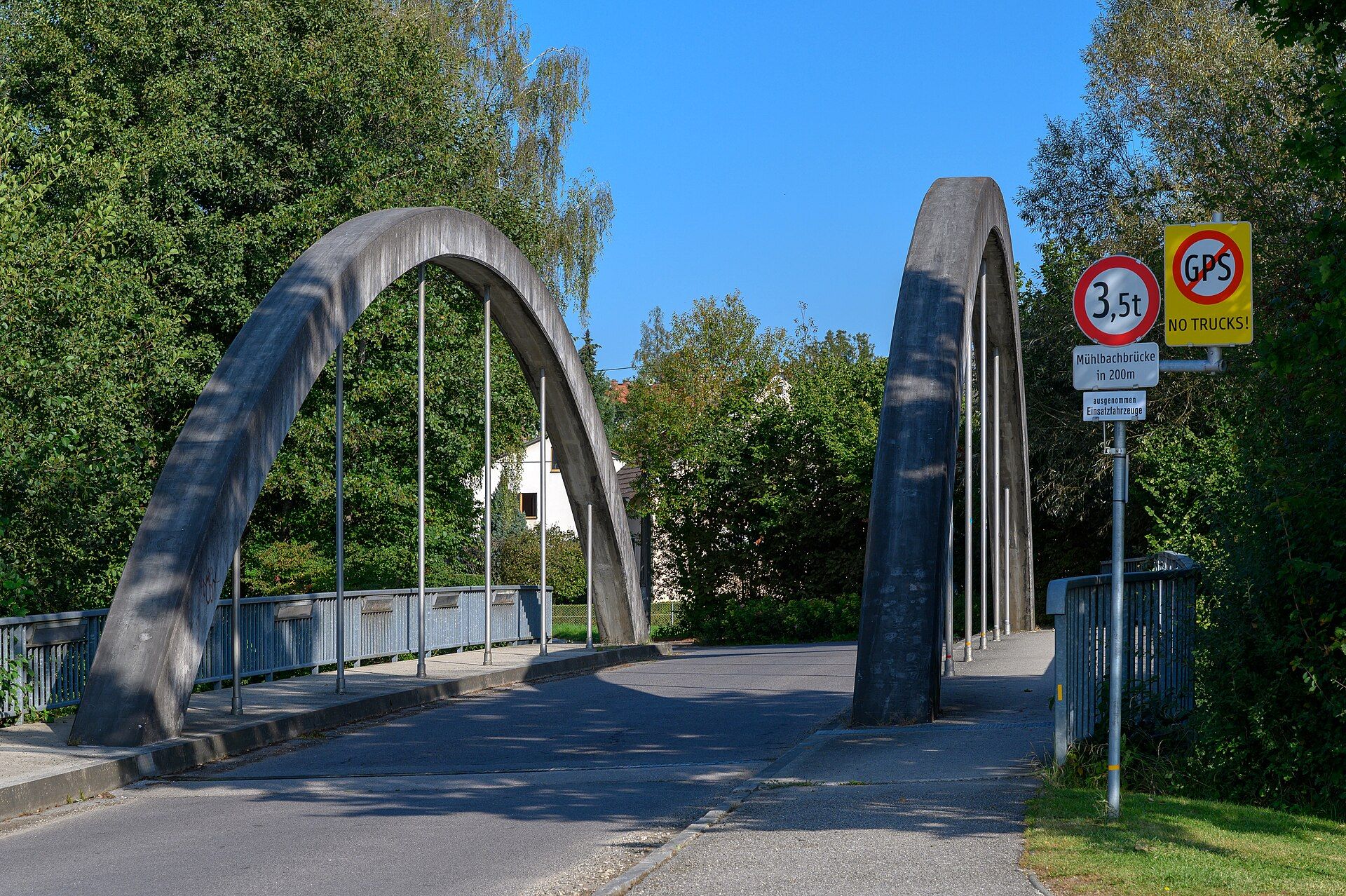 Die Bogenbrücke über die Krems zwischen Neuhofen an der Krems und Piberbach im nördlichen Talabschnitt.