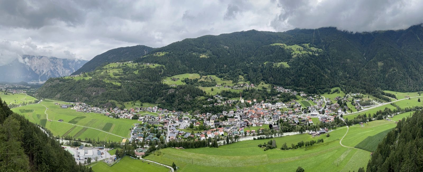 Blick über Oetz und das grüne Ötztal nahe dem unteren Ende des Radwegs.