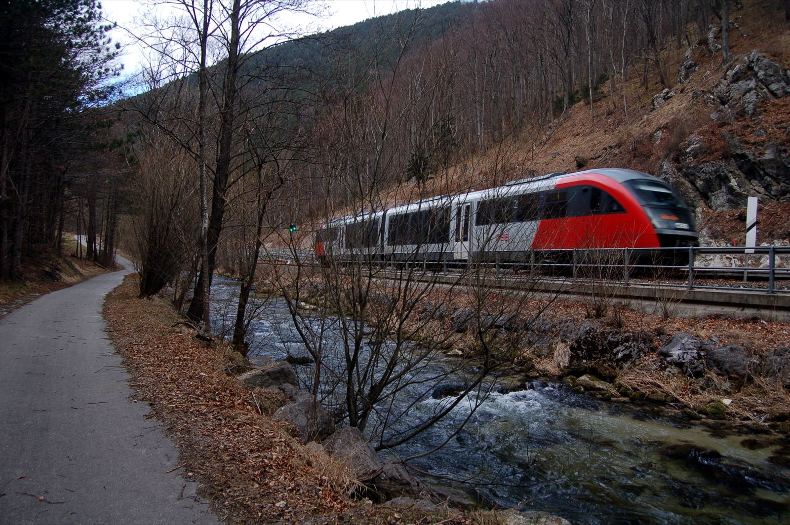In der engen Quarb-Schlucht teilen sich Radweg, Gutensteinerbahn und die Piesting den Talboden.