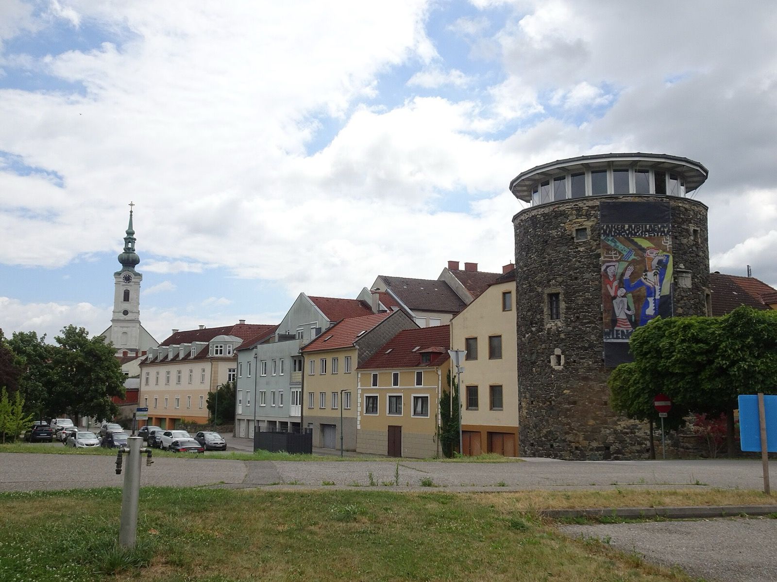 Pöchlarn an der Donau mit dem römischen Welserturm und der Pfarrkirche, am Donau-Ende des Erlauftalradwegs.