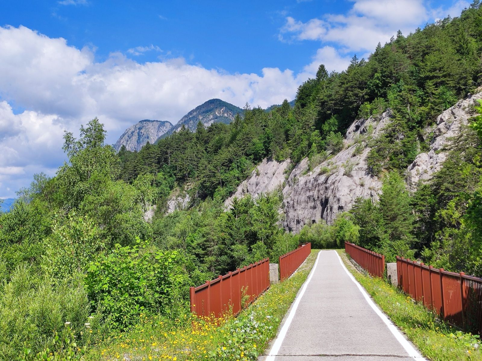 Der Radweg auf der alten Pontebbana-Eisenbahnbrücke über die Fella vor den Julischen Alpen
