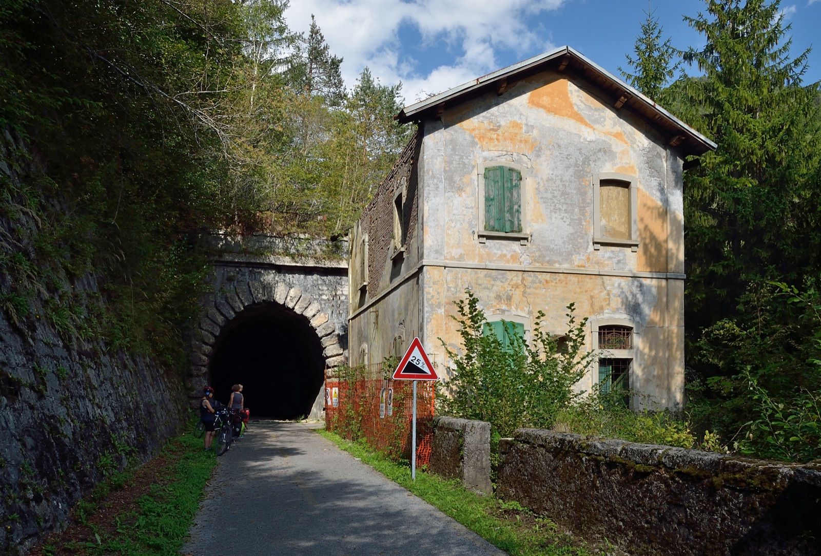 Der Radweg auf der alten Pontebbana-Bahntrasse am Tunnel San Rocco