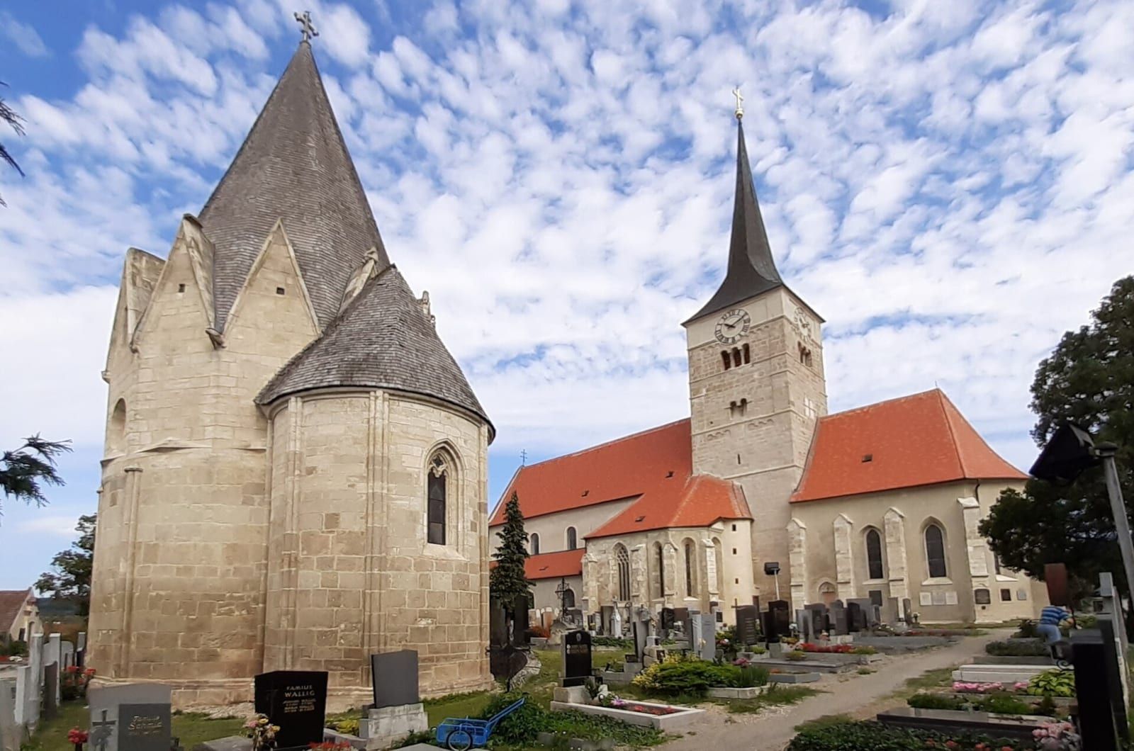 Der romanische Karner (links) und die Pfarrkirche von Pulkau im kleinen Pulkautal.
