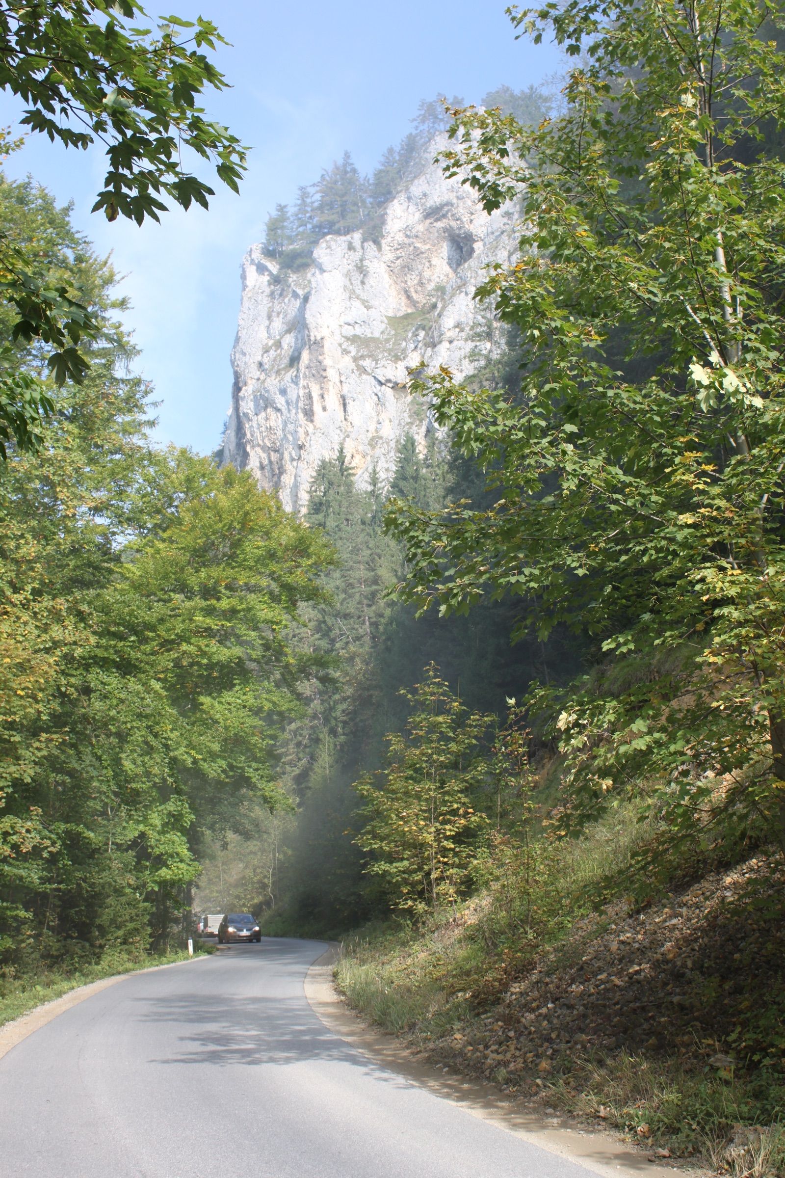 Der Raabtalradweg R11 in der Raabklamm zwischen Passail und Naas, unterhalb der Felswand des Gösser.