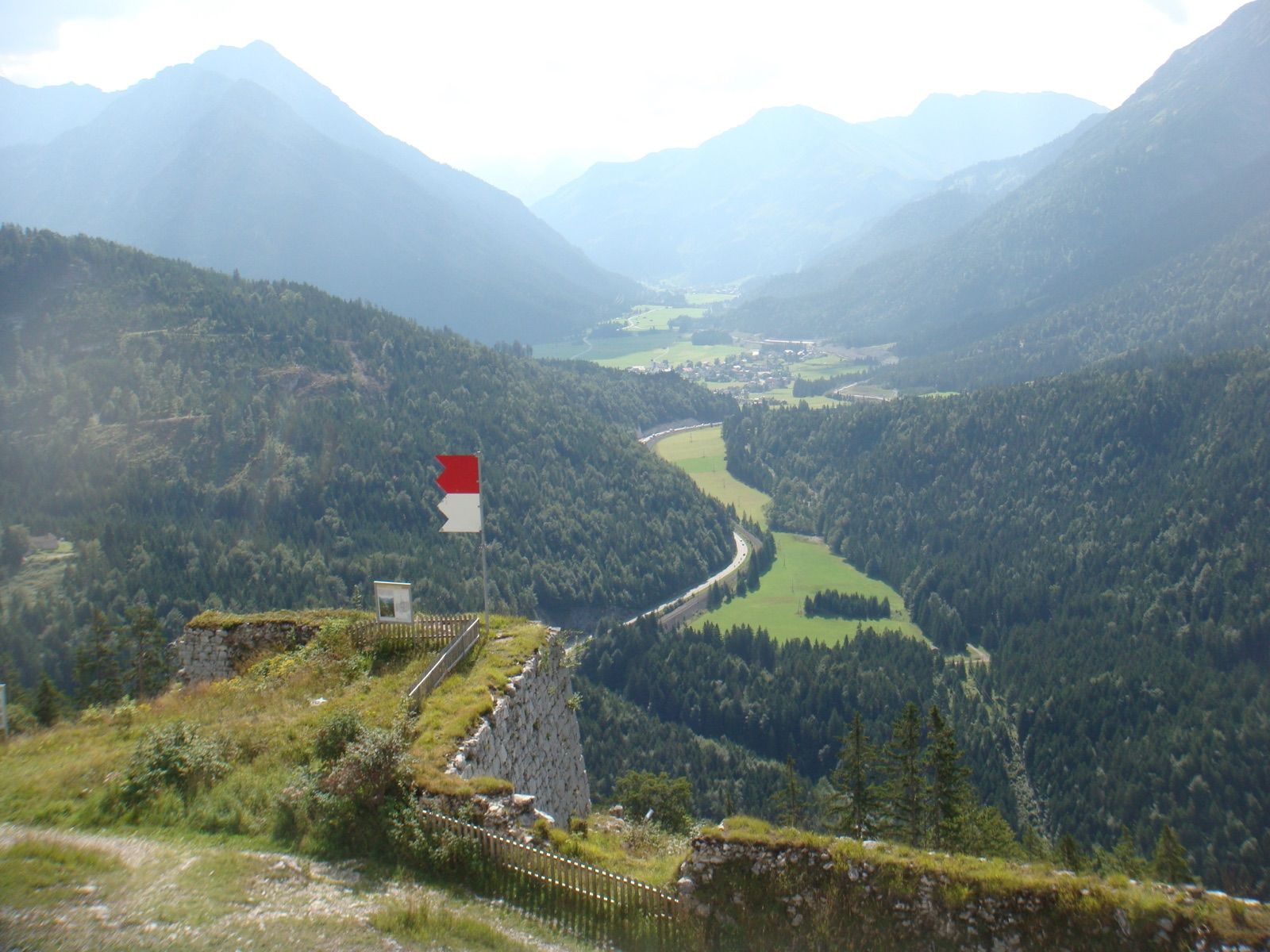 Blick auf die Via Claudia Augusta im Ausserfern bei Reutte, von der Festung Schlosskopf aus.